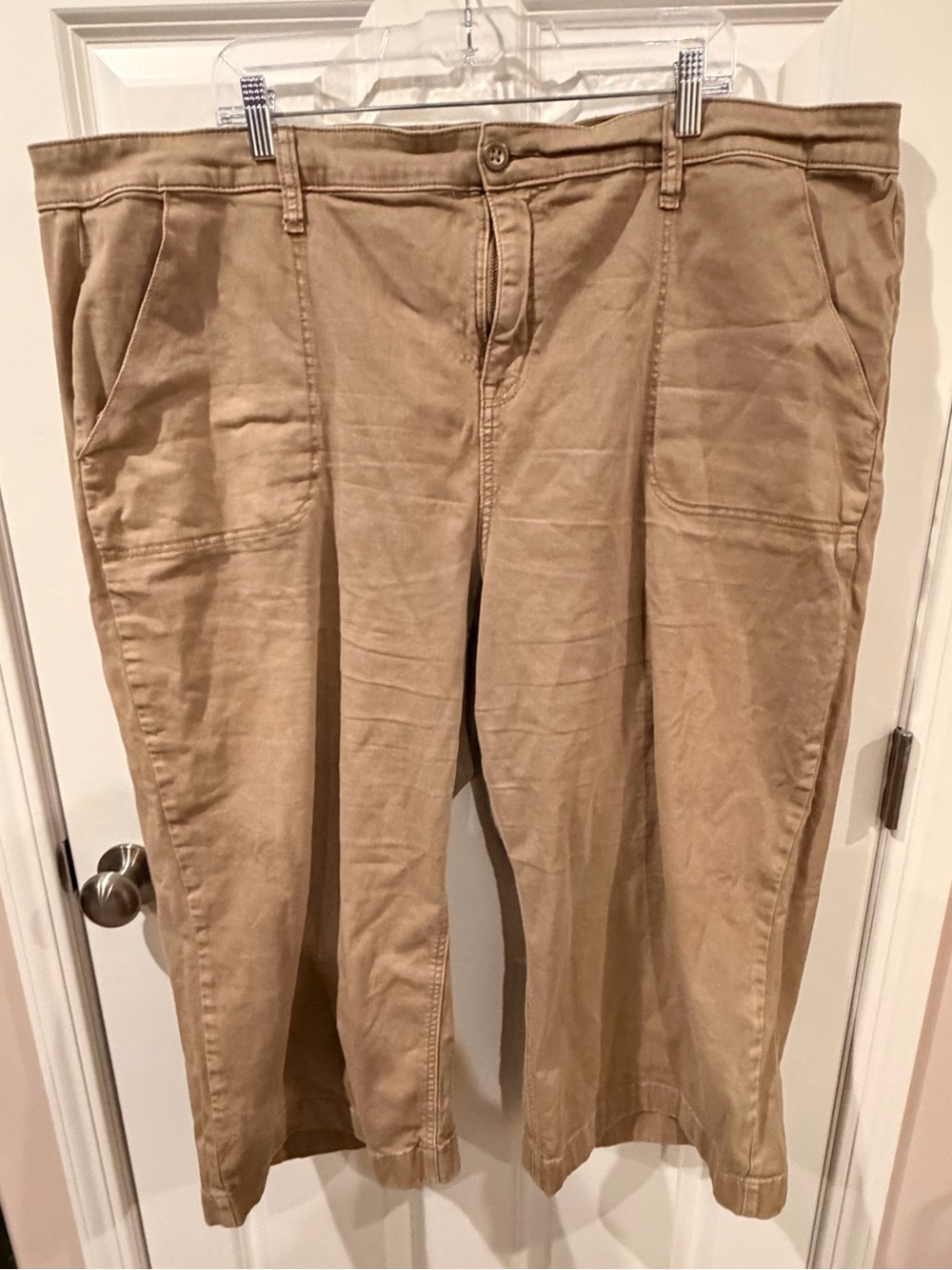 Torrid Feel the Fit Tan Khaki Capris Size 26